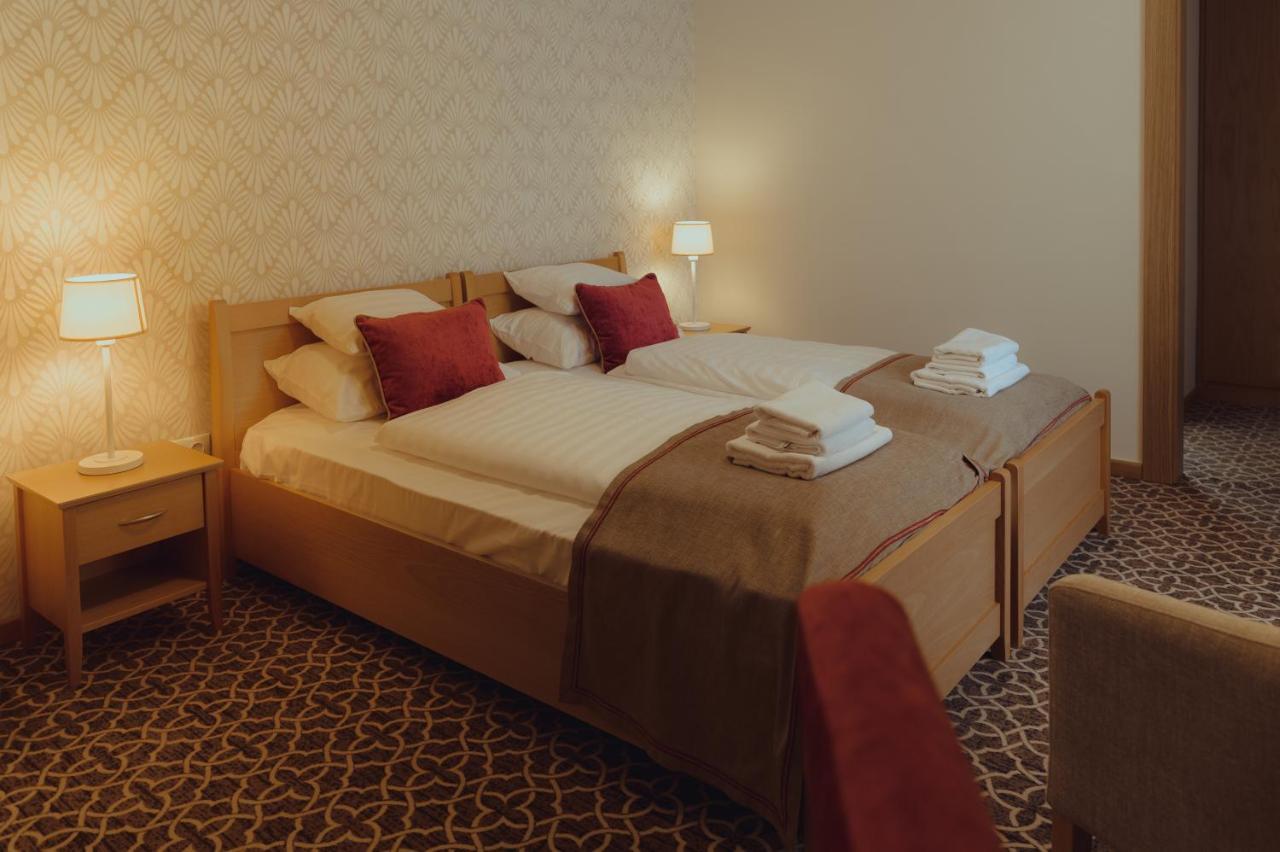 Brigaderos Hotel Brigadir Borsi Bagian luar foto