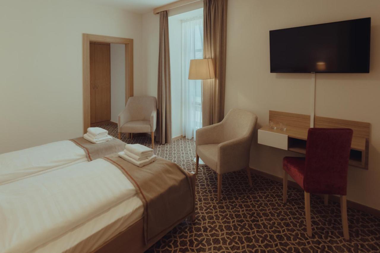 Brigaderos Hotel Brigadir Borsi Bagian luar foto