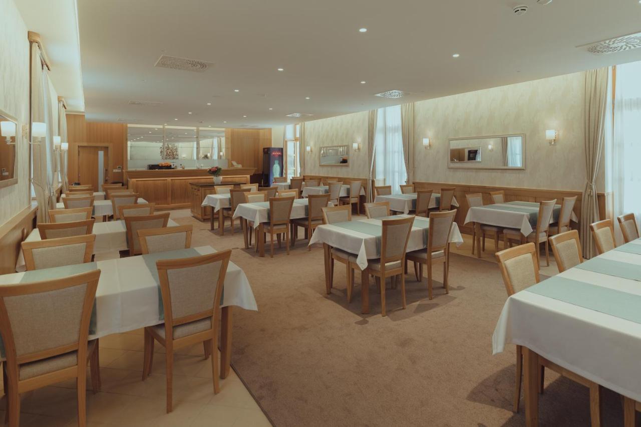 Brigaderos Hotel Brigadir Borsi Bagian luar foto