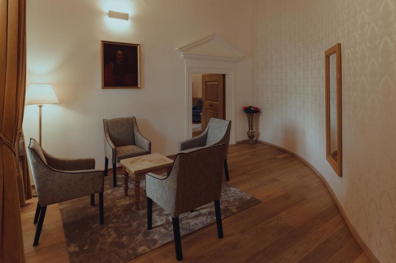 Brigaderos Hotel Brigadir Borsi Bagian luar foto