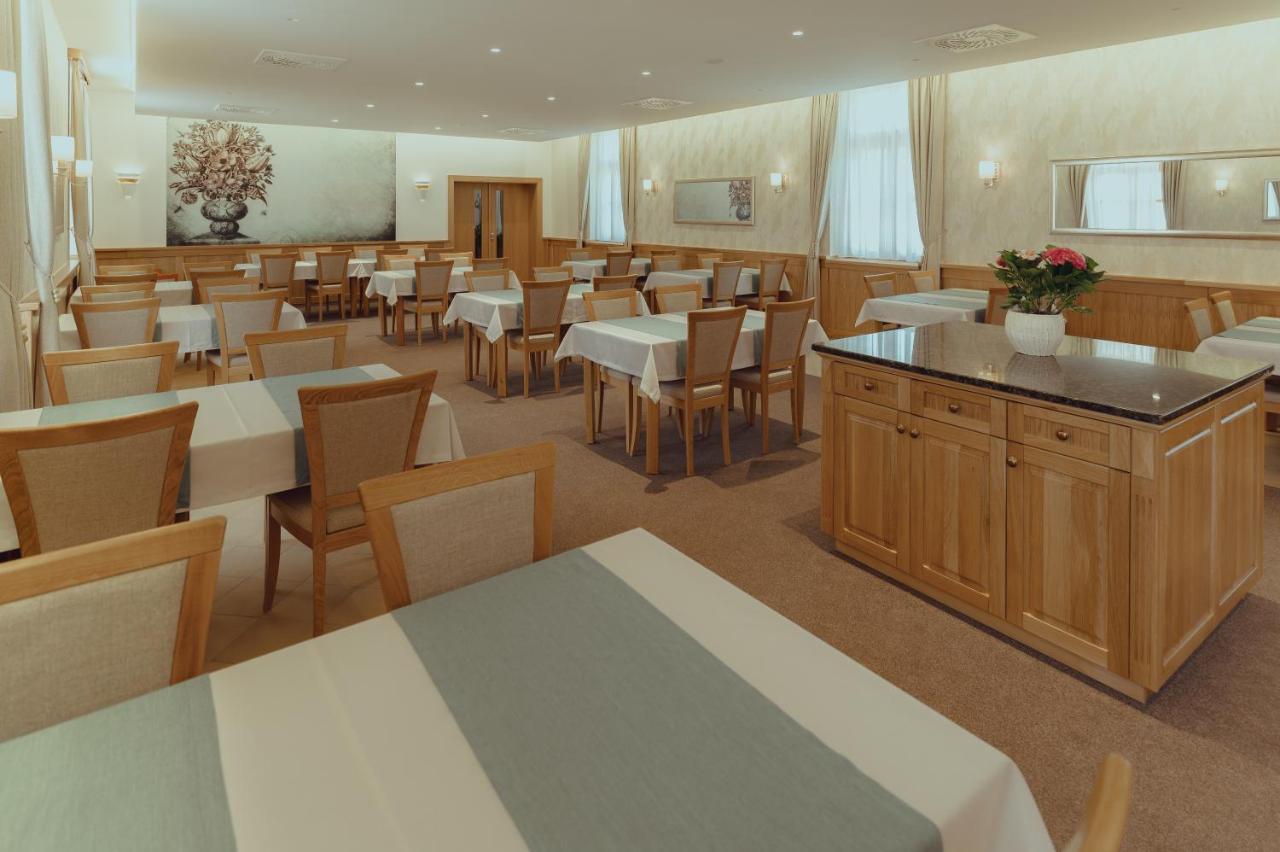 Brigaderos Hotel Brigadir Borsi Bagian luar foto