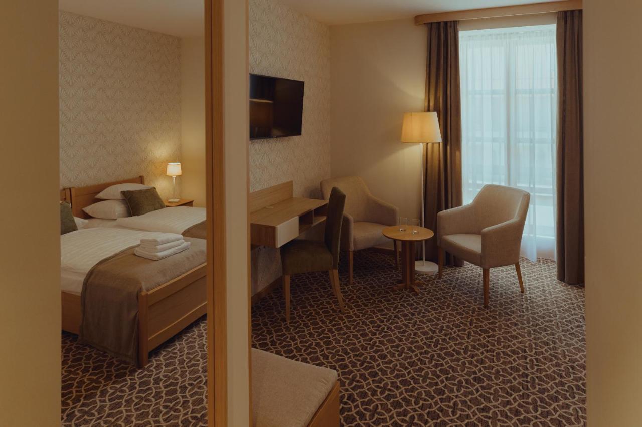 Brigaderos Hotel Brigadir Borsi Bagian luar foto