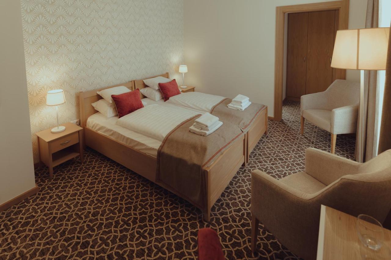 Brigaderos Hotel Brigadir Borsi Bagian luar foto