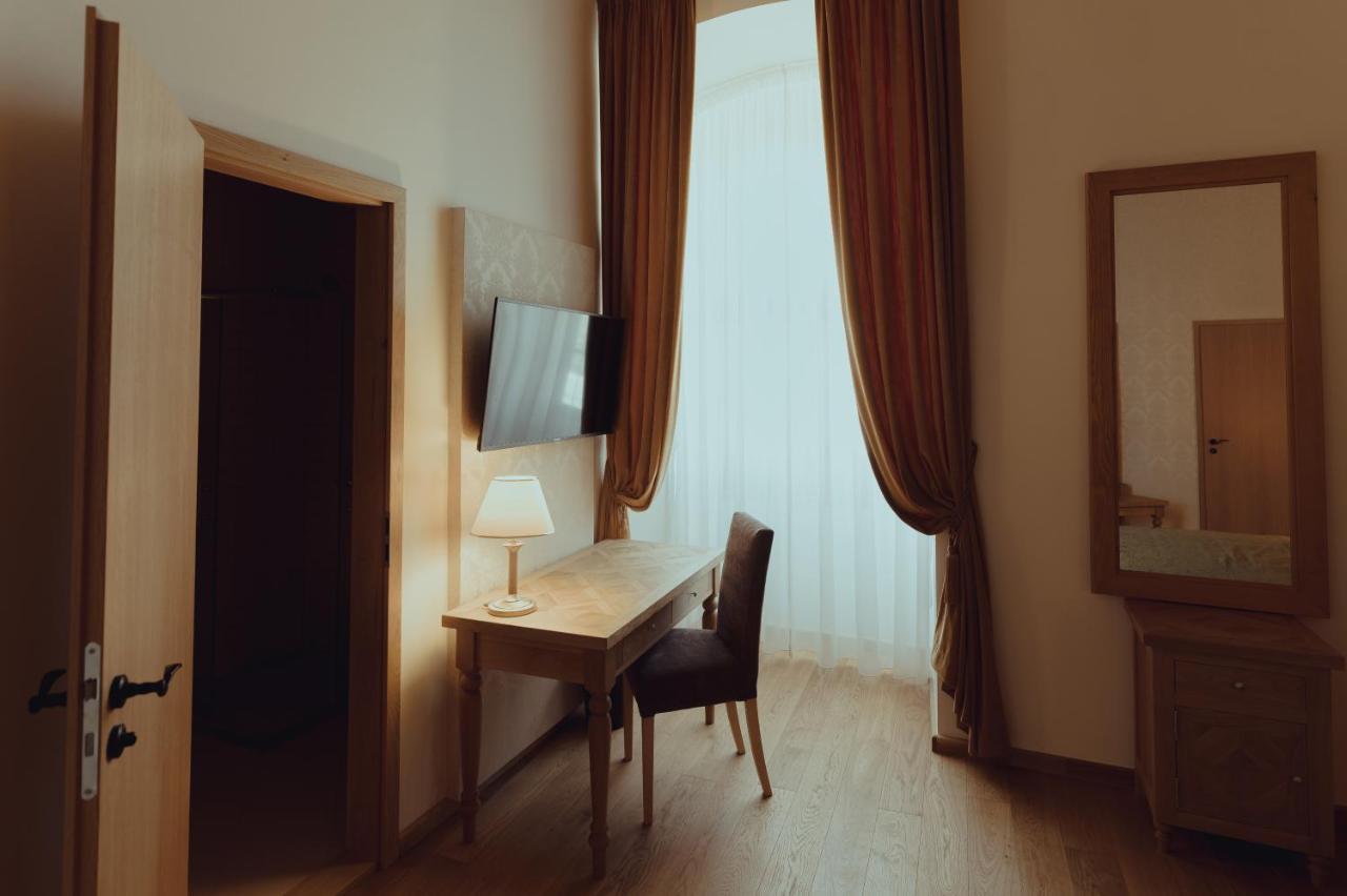 Brigaderos Hotel Brigadir Borsi Bagian luar foto