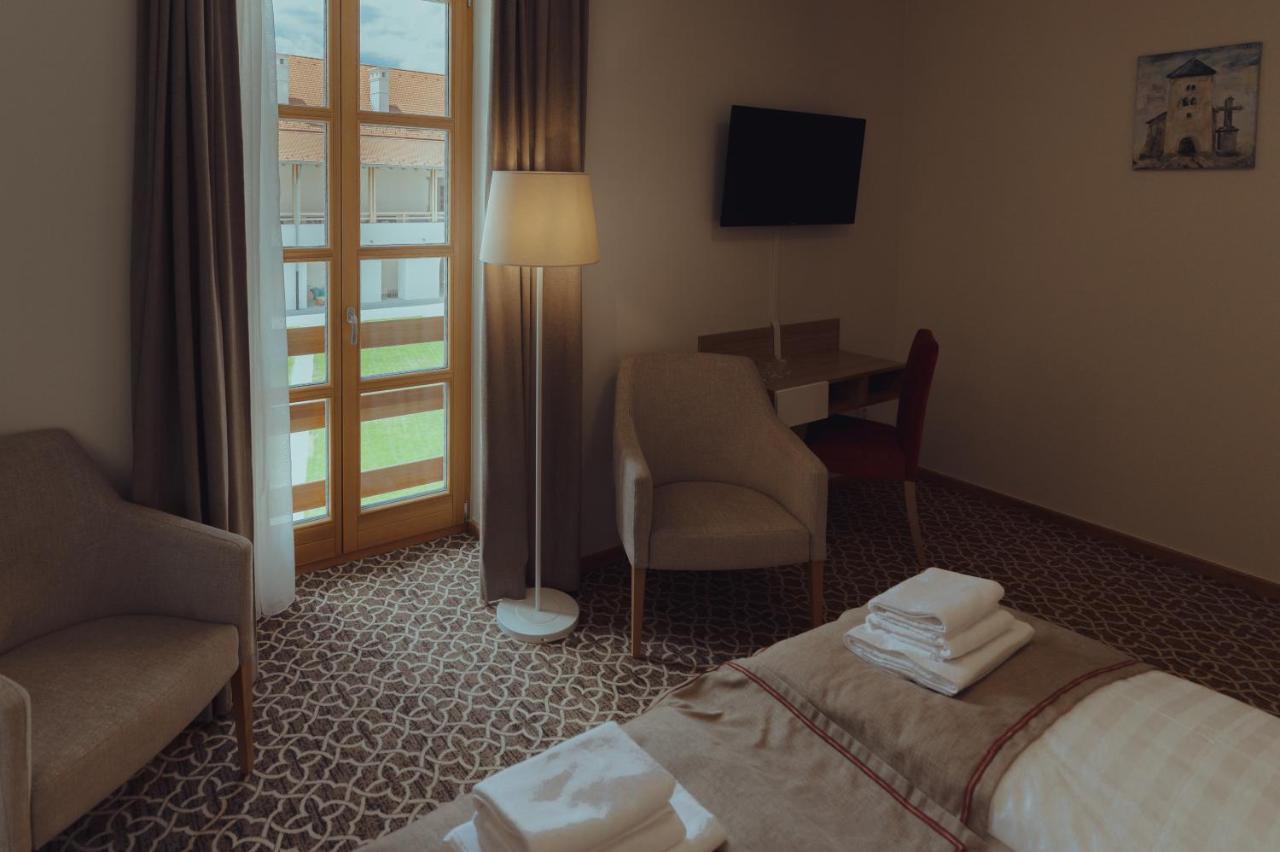 Brigaderos Hotel Brigadir Borsi Bagian luar foto