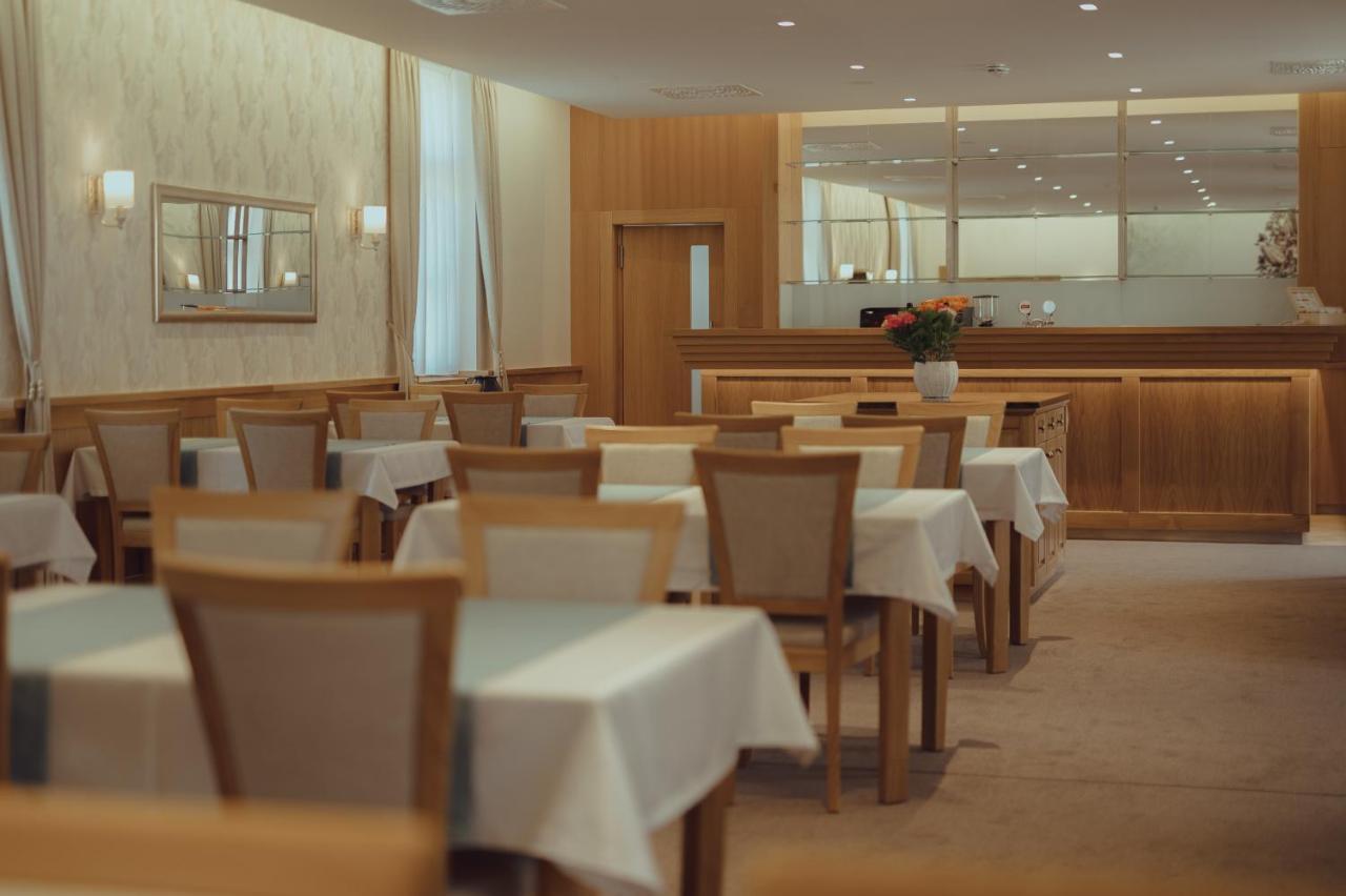 Brigaderos Hotel Brigadir Borsi Bagian luar foto