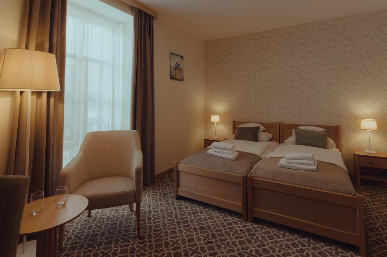 Brigaderos Hotel Brigadir Borsi Bagian luar foto