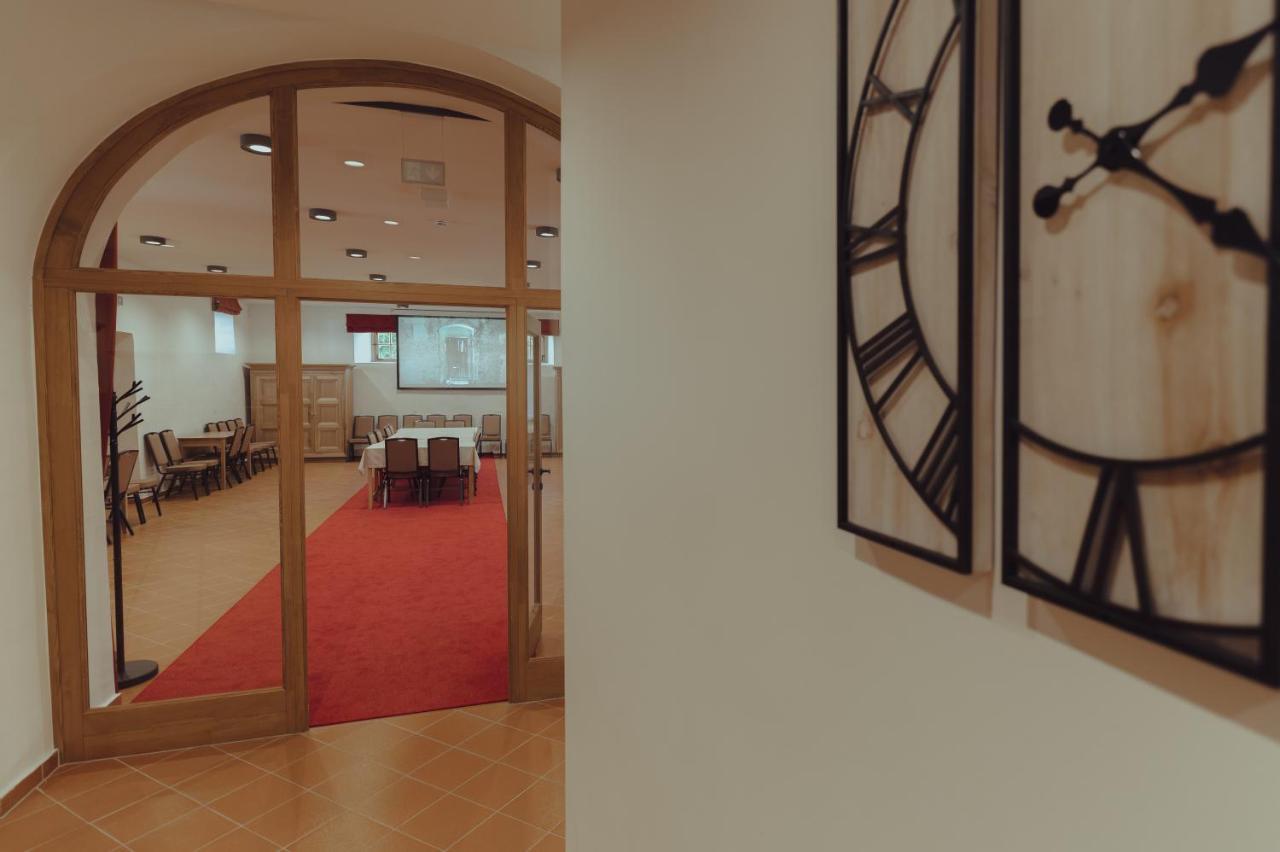 Brigaderos Hotel Brigadir Borsi Bagian luar foto