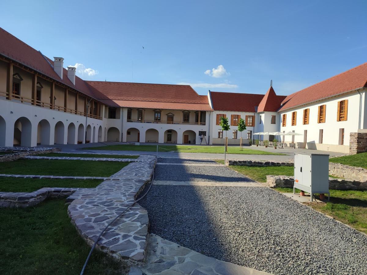 Brigaderos Hotel Brigadir Borsi Bagian luar foto