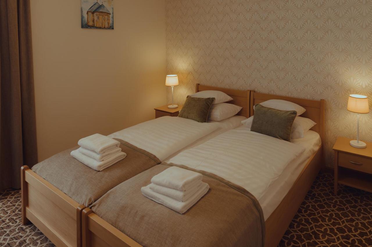 Brigaderos Hotel Brigadir Borsi Bagian luar foto