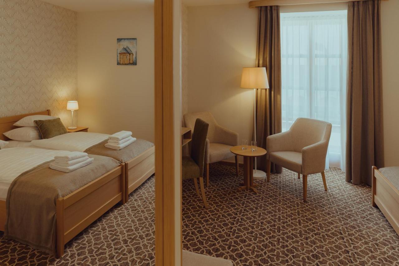 Brigaderos Hotel Brigadir Borsi Bagian luar foto