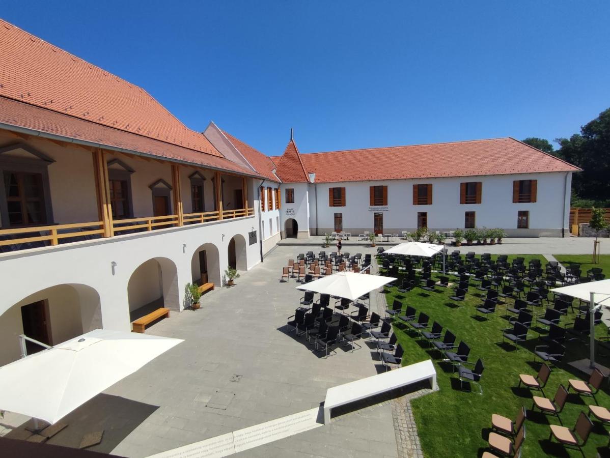 Brigaderos Hotel Brigadir Borsi Bagian luar foto