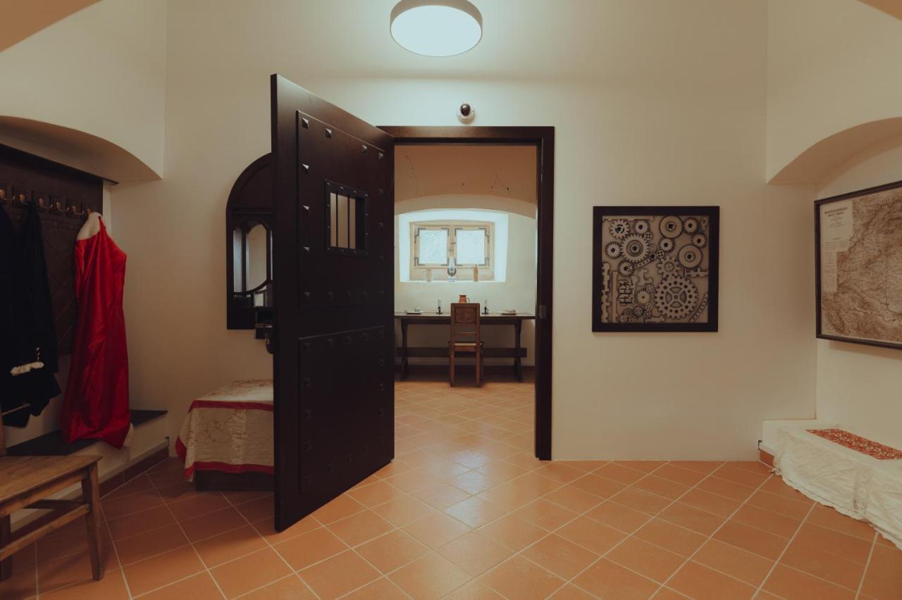 Brigaderos Hotel Brigadir Borsi Bagian luar foto