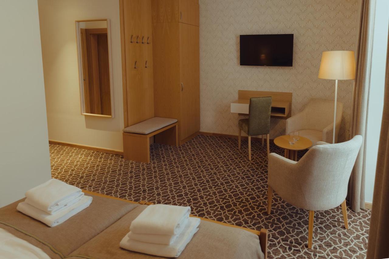 Brigaderos Hotel Brigadir Borsi Bagian luar foto