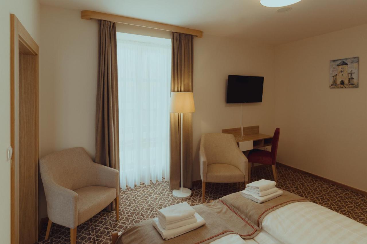 Brigaderos Hotel Brigadir Borsi Bagian luar foto