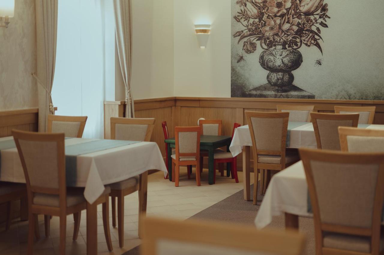 Brigaderos Hotel Brigadir Borsi Bagian luar foto